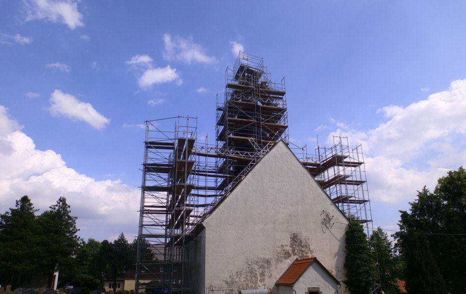 Vollumfassendes Gerüst an einer Saxonischen Dorfkirche während der Denkmalpflege