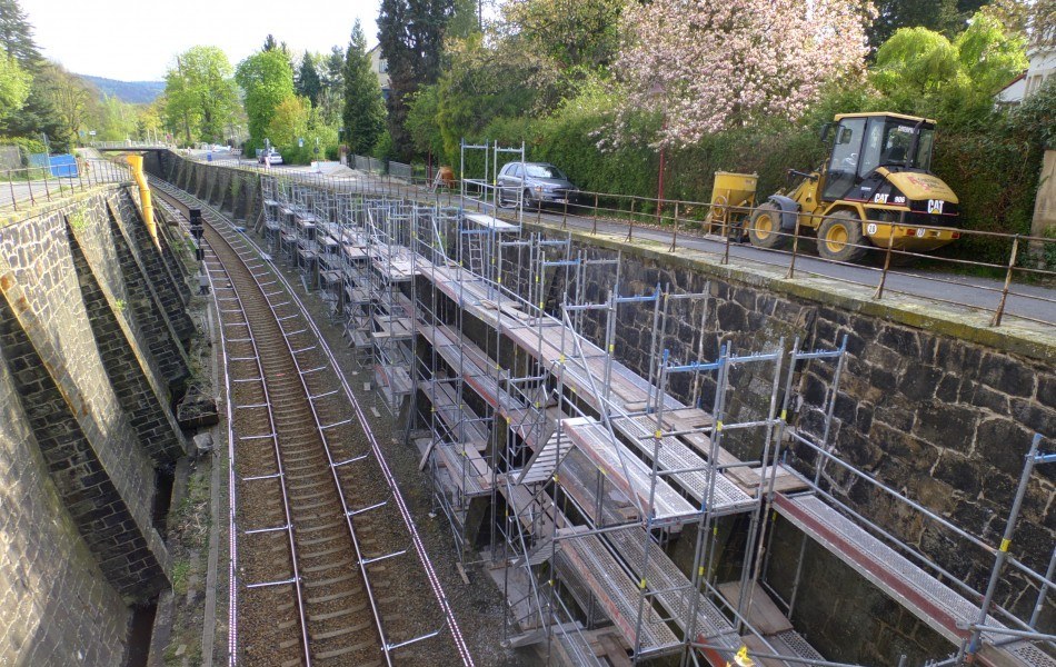 Bahn-Stützwand mit Arbeitsgerüst